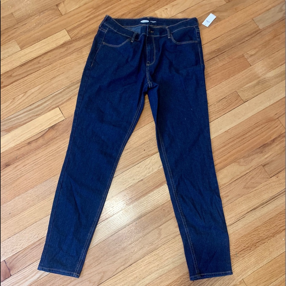 New with tags dark wash Old Navy super skinny jeans.
